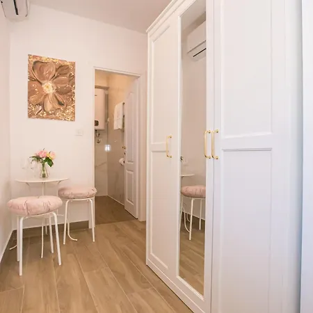 Mind Apartment And Rooms Poreč Exterior foto